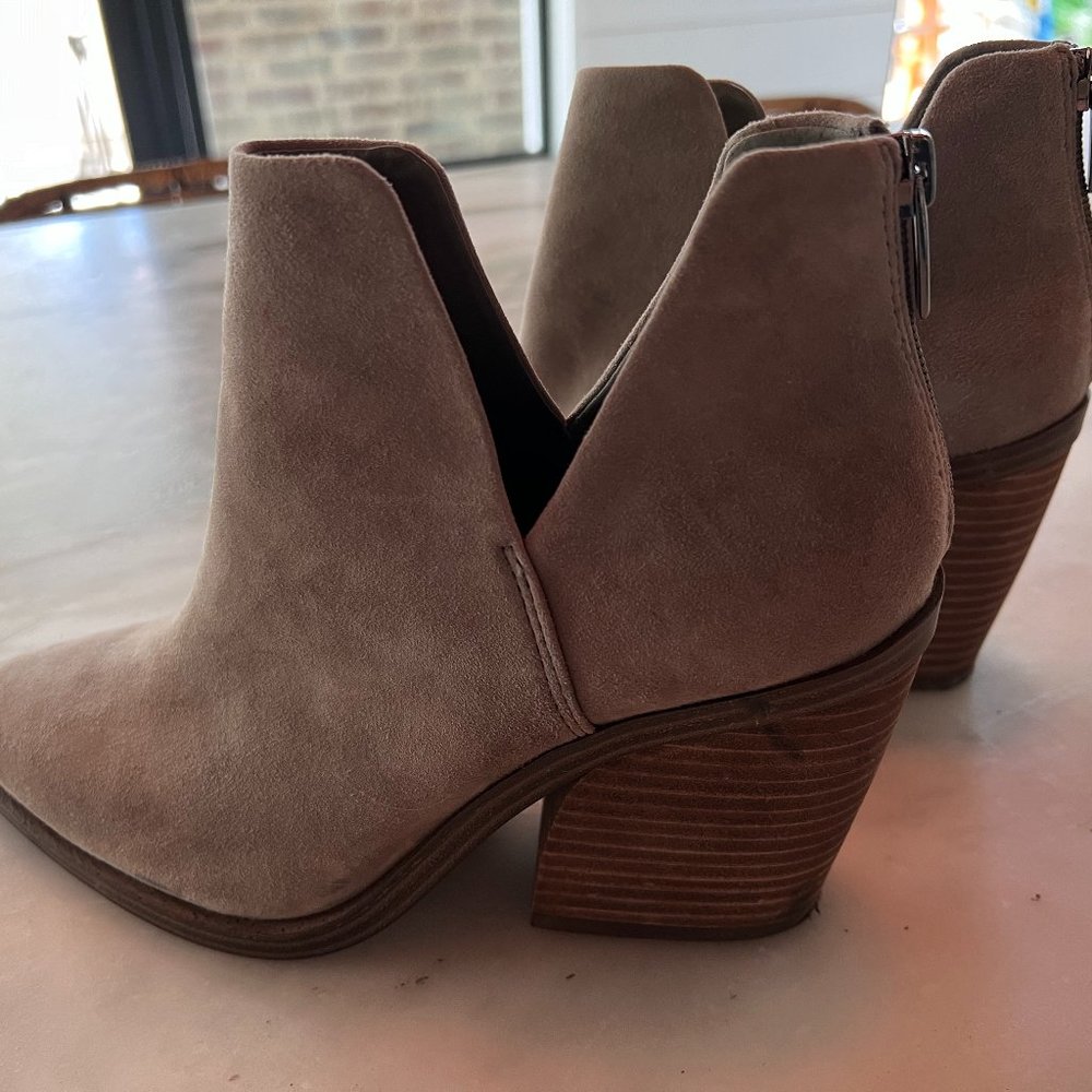 Vince Camuto Gigietta Suede booties, tan, size 8.5